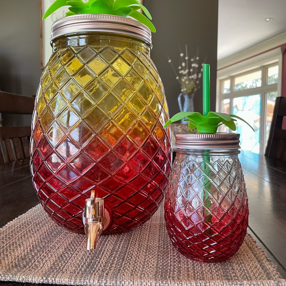 NWOT Pineapple 🍍 punch set. Large punch bottle with 8 mini bottles